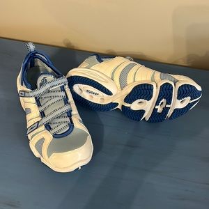 Woman’s 606 Avis aqua trainer water aerobics, shoes.  Size US 8